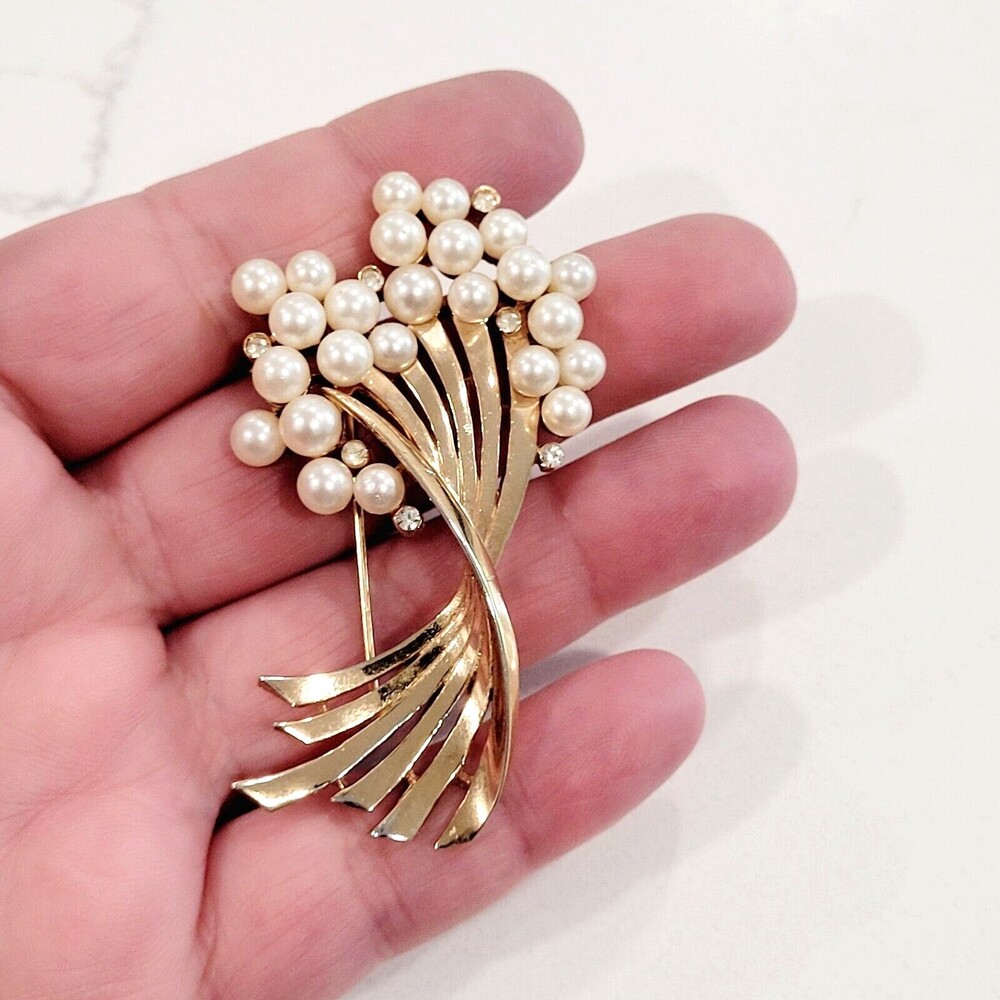 Crown Trifari Faux Pearl Rhinestone Swirl Brooch Gold Tone Cluster Bouquet MCM